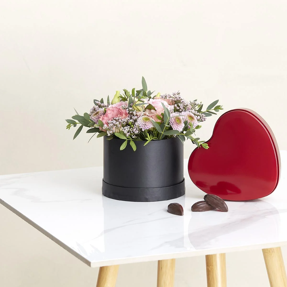 Floristens kreative valg i æske med metalhjerte med mintchokolade